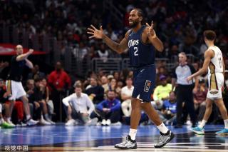 现出沉稳的 现出沉稳的